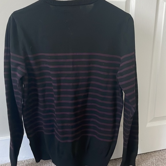 Black and purple v-neck - Picture 3 of 3